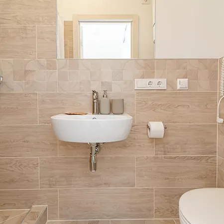 Sunny&spacious Near The Station Apartment *